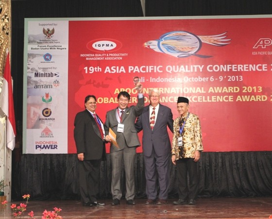Phó Tổng Giám đốc VietinBank Nguyễn Đức Thành vinh dự đại diện Vietinbank nhận danh hiệu cao nhất “World Class” của giải thưởng Chất lượng Quốc tế Châu Á – Thái Bình Dương 2013 (GPEA).